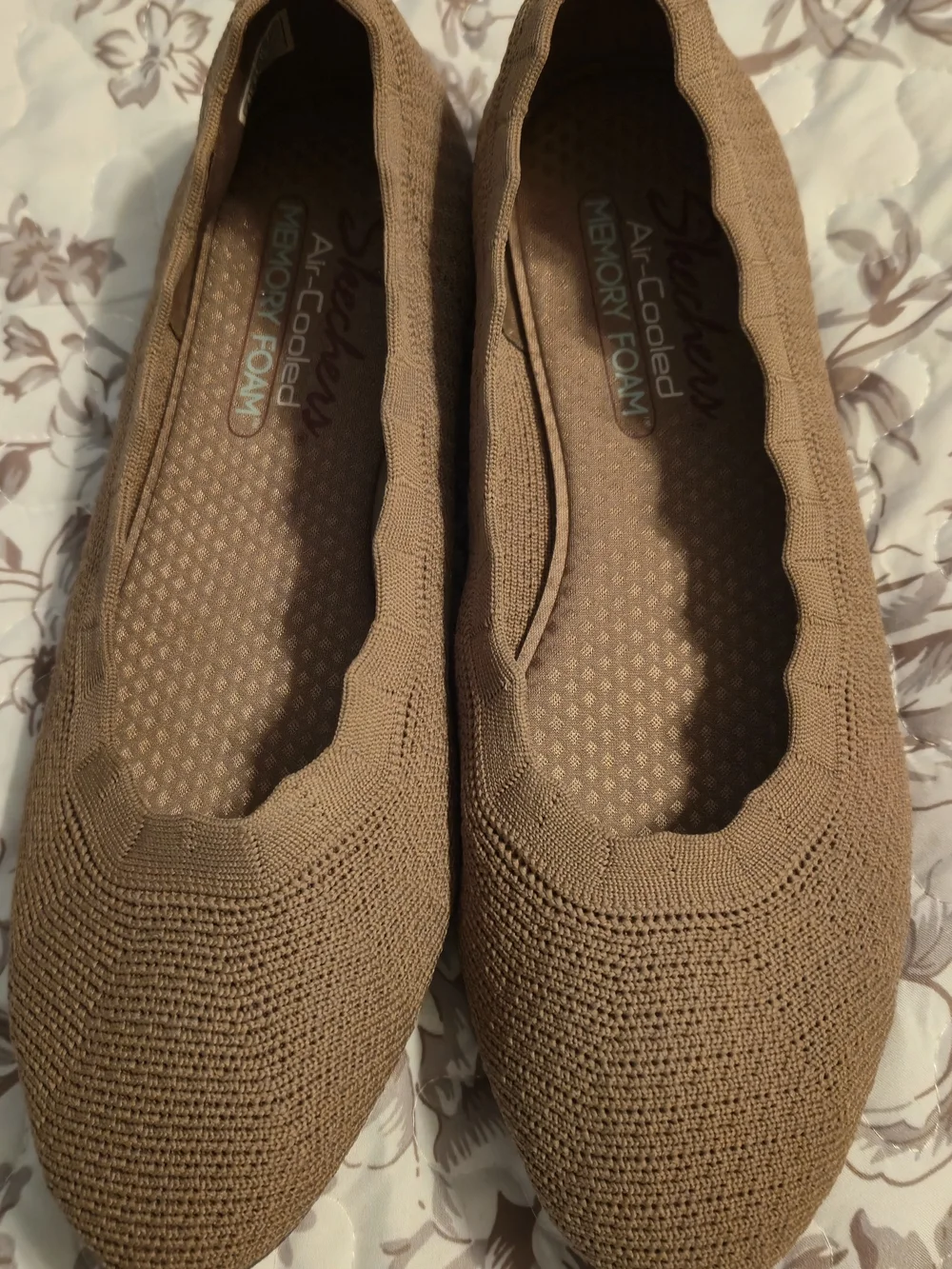 Skechers Women's Tan Knit Slip-On Flats with Memory Foam Sz 8